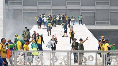 Сторонники экс-президента Болсонару штурмуют здание Конгресса Бразилии (СМИ)