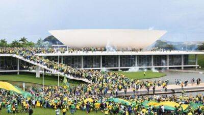 Сторонники экс-президента Бразилии Болсонару ворвались в президентский дворец и здание конгресса