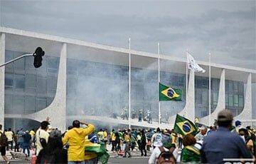 Сторонники Болсонару штурмовали правительственные здания в Бразилии