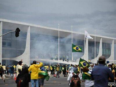 Сторонники Болсонару взяли штурмом правительственные здания в Бразилии, ворвались в Конгресс