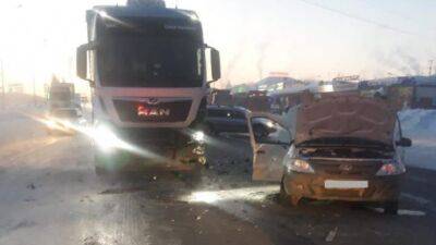 На трассе «Урал» в Башкирии «Лада» столкнулась с грузовиком, пострадали два человека