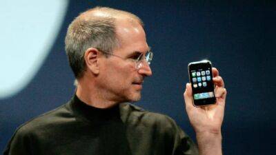 Ровно 16 лет назад Стив Джобс представил первый Apple iPhone