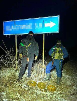 На Харьковщине полицейские нашли противотанковые мины на обочине дороги