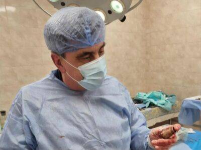 Украинский хирург извлек из тела военнослужащего гранату, которая могла сдетонировать в любой момент – командование