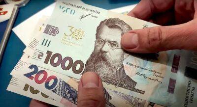Ежемесячно почти 2600 грн на руки: украинцы получили право на новые выплаты – как оформить