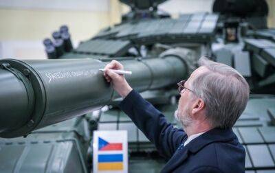 Чехия готовится передать Украине партию танков, один из них - с автографом
