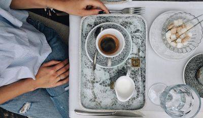 Безопасно ли повторно разогревать уже остывший кофе: ответ вам не понравится