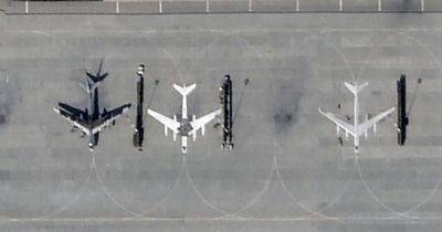 На кого это рассчитано: в РФ начали рисовать самолеты на аэродромах (фото)