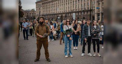 Замерли люди и машины: общенациональная минута памяти в Киеве в День защитников и защитниц (впечатляющее видео)