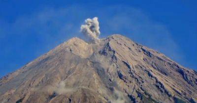 Семеру проснулся: в сети появились кадры извержения вулкана в Индонезии (видео)