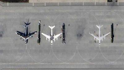 Удары по аэродромам России – оккупанты рисуют силуэты самолетов Ту95 – фото