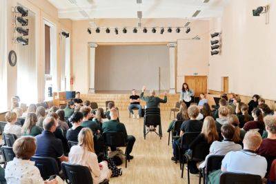 Встреча премьеры оперы «Любовный напиток» началась интерактивным образовательным путешествием по Клайпедским школам
