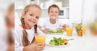 «Не надо давать на завтрак сосиски или колбасу, особенно копченую»: диетолог о питании школьников