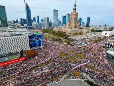 В Варшаве накануне выборов сотни тысяч людей вышли на митинг накануне выборов