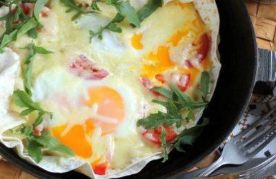 И ничего не будет растекаться: рецепт яичницы на лаваше с сыром и помидором. Делается на сковородке