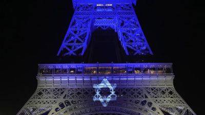 Акция солидарности в Париже: "То, что произошло, похоже на Холокост..."