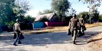 Полный игнор. Оккупанты пытаются подкупить украинцев «гуманитаркой», но ее никто не берет — видео