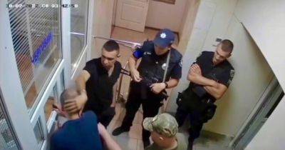 Полицейские наблюдали с улыбкой: ГБР проводит расследование из-за избиения мужчины в ТЦК (видео)