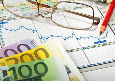 Чешская крона ослабла к евро до минимума за 12 месяцев