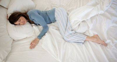 Психолог объяснил почему женщины спят с одеялом между ног
