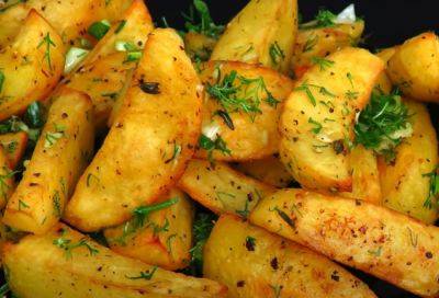 С хрустящей корочкой: самый вкусный рецепт картошечки, гости будут в восторге