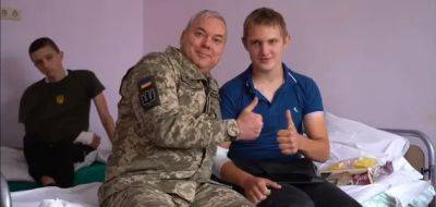 Сергей Наев посетил в больнице Чернигова раненого во время обстрела РФ подростка – видео
