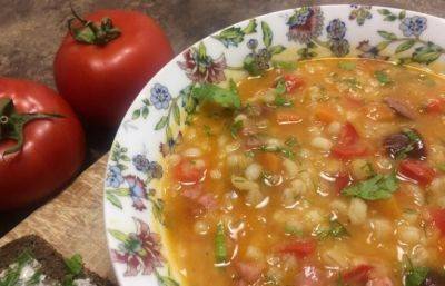 Кастрюля за обед будет полностью пустой: рецепт густого швейцарского супа с перловкой и с колбасками