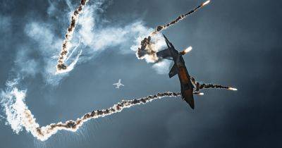 Самый эффектный снимок: на авиашоу в США сфотографировали истребитель F-22