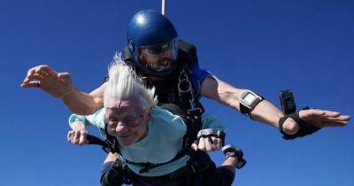 "Она была неутомимой": 104-летняя женщина из Чикаго умерла после прыжка с парашютом