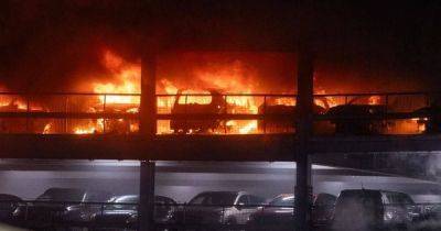 Машины взрываются, людей эвакуируют: в лондонском аэропорту вспыхнул масштабный пожар (видео)