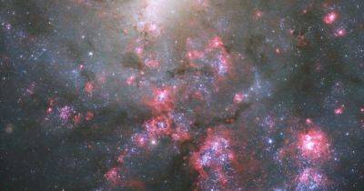 Невидима для человеческого глаза. NASA показало снимок далекой галактики от телескопа Хаббл (фото)