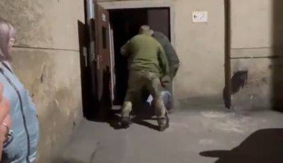 На Львовщине люди в форме избили мужчину, момент попал на видео: в ТЦК отреагировали