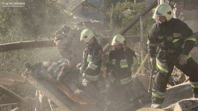 Под завалами гимназии в Никополе нашли тело третьей жертвы