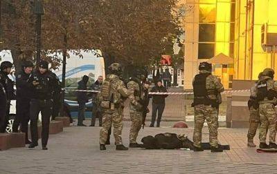 В Киеве вооруженный мужчина ворвался в бизнес-центр - korrespondent.net - Украина - Киев - район Соломенский - Захват - Нападение