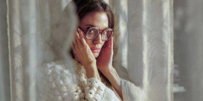 В образе Марии Каллас. Анджелина Джоли попала в объектив папарацци во время съемок в Париже