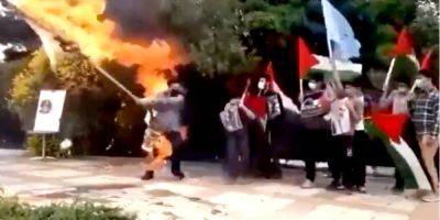 «Мгновенная карма». Сторонник ХАМАС хотел сжечь флаг Израиля, а поджог себя — видео