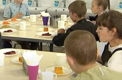 "И без червя не очень аппетитно выглядит": в школе разразился скандал из-за питания для детей, фото и детали