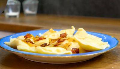 Одной тарелкой вы точно не обойдетесь: рецепт аппетитных пельменей с картошкой и салом