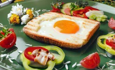 Рецепт сытного и здорового завтрака на каждый день: как приготовить в духовке яйцо в хлебе с ветчиной
