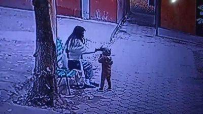 Женщина избила маленького ребенка в центре Ташкента. Видео