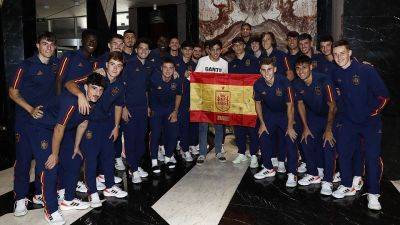 Парень из Хорезма проехал всю страну на такси и поезде, чтобы увидеться с игроками сборной Испании