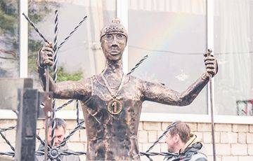 Фотокурьез: в РФ установили памятник лыжнику — «мужу» статуи Аленки