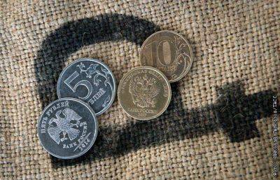 Рубль в пятницу умеренно подрос к основным валютам