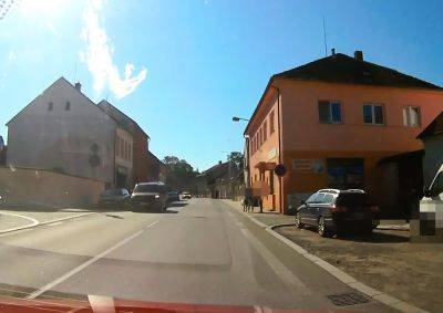 В Чехии ребенок выбежал под машину: жутковатое видео со счастливым концом