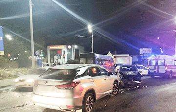 В Барановичах водитель Nissan потеряла сознание, выехала на встречку и врезалась в Lexus