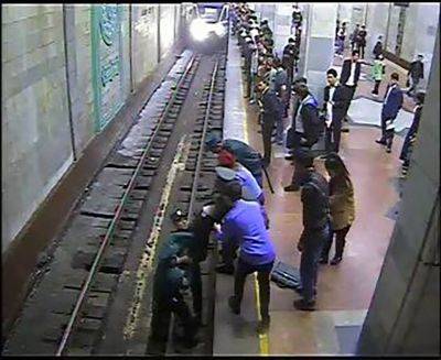 В Педуниверситете заявили, что студентка не пыталась покончить с собой в метро, а просто упала на рельсы из-за слабости