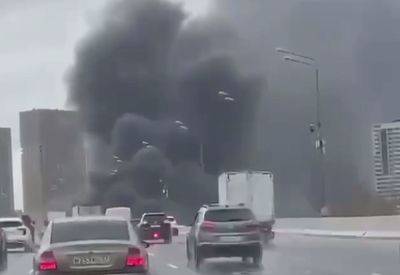 Черный дым до самого неба: в столице россии адский пожар, полыхают огромные склады – эпичные кадры