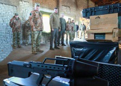 "Я хорошо знаю потребности фронта": Глава Луганской ОВА передал военным ВСУ технику и вооружение