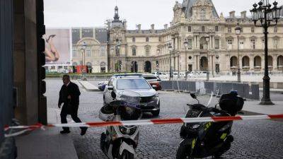 Во Франции эвакуированы Лувр, Версальский дворец и Лионский вокзал