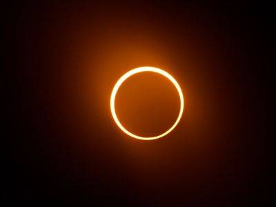 В Америке люди наблюдали редкое кольцеобразное солнечное затмение